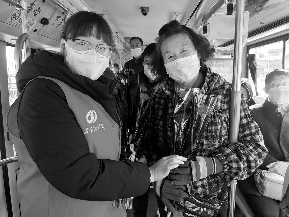 一束鮮花送“雷鋒” 志愿服務見真情  石家莊市公交集團開展“鮮花上站臺、進車廂”